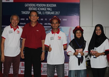 Penyerahan Door Prize oleh Bp Henky dan Bp Edmund (Ketua Yayasan Marga Pembangunan Jaya)